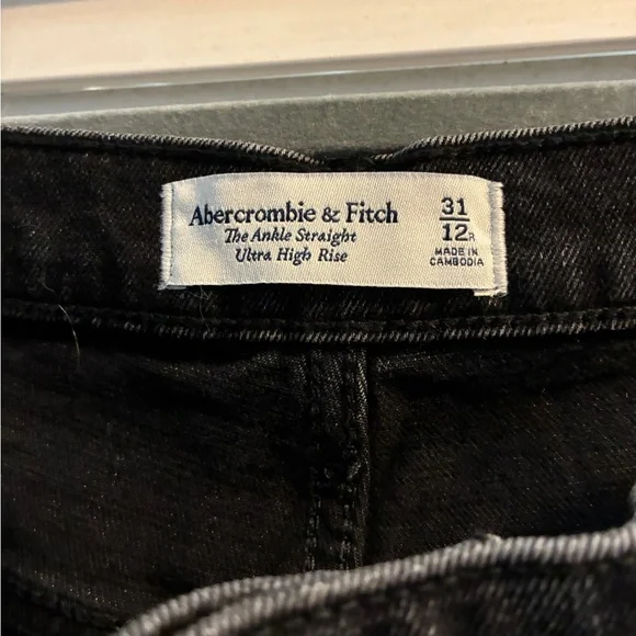 Women’s Black Jeans NWT - Picture 3 of 4